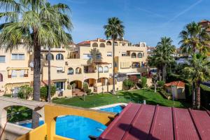 Πισίνα στο ή κοντά στο VB Fantastic 3BDR Duplex with large terrace