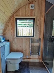 A bathroom at The Huts at Highside Farm