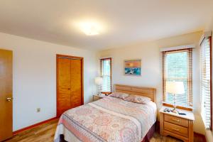 1 dormitorio con 1 cama, 2 lámparas y 2 ventanas en Sun-Sand & Seay #30-7, en Avon