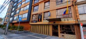 Hoteles Bogotá Inn Galerías في بوغوتا: مبنى امامه رايين