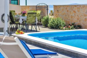 Bazén v ubytovaní Holiday home Nadea - with private pool alebo v jeho blízkosti