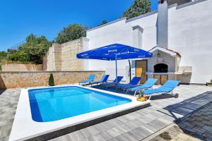 Bazén v ubytovaní Holiday home Nadea - with private pool alebo v jeho blízkosti