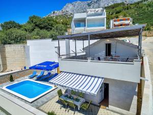 Bazén v ubytovaní Holiday home Nadea - with private pool alebo v jeho blízkosti