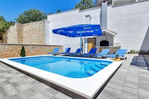 Bazén v ubytovaní Holiday home Nadea - with private pool alebo v jeho blízkosti
