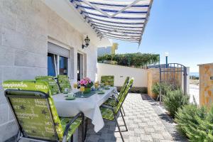 Balkón alebo terasa v ubytovaní Holiday home Nadea - with private pool