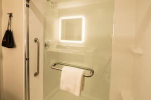 y baño con ducha y lavamanos. en Holiday Inn Express - North Augusta South Carolina, an IHG Hotel, en North Augusta
