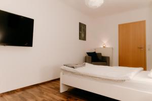薩爾路易的住宿－Monteurzimmer Pavan M1-KEINE Ferienwohnung，一间卧室配有一张床和一台平面电视
