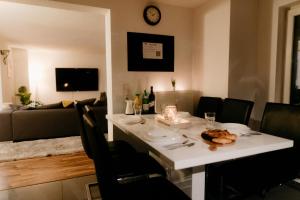 薩爾路易的住宿－Monteurzimmer Pavan M1-KEINE Ferienwohnung，一间带白色桌子的用餐室和一间客厅
