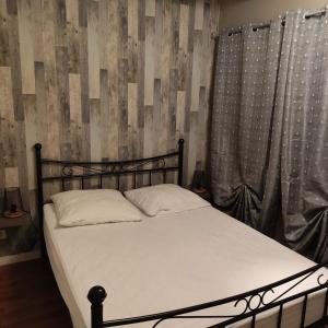 1 dormitorio con cama, cortina y cama sidx sidx sidx sidx en La Basse Biguerie proche zoo de la flèche, en Saint-Jean-de-la-Motte