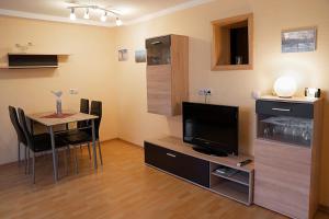 a living room with a small table and a television at Ferienwohnung Reifberg in Ilmenau