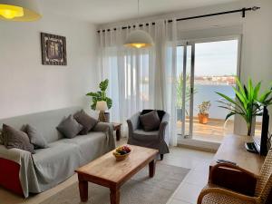 un soggiorno con divano e tavolo di Apartment Attico ad Ayamonte