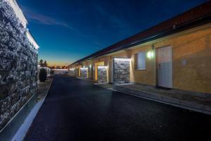 una fila de edificios en una calle por la noche en Motel Atos Bungalovi en Nova Topola