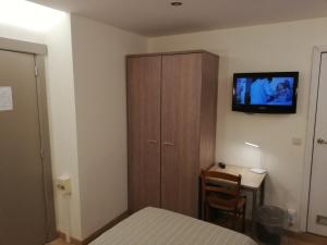 TV a/nebo společenská místnost v ubytování Arconaty Hotel