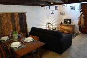 uma sala de estar com um sofá e uma mesa em Chalet Saint Salod - Pila em Charvensod