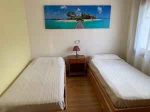 Dos camas en una habitación con un cuadro en la pared. en Villa Sonrisa de Oro - private swimming pool, en Miami Platja 30 fotos más