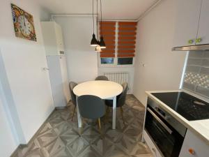eine kleine Küche mit einem kleinen Tisch und Stühlen in der Unterkunft Center Loft in Buzău