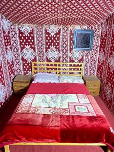 Tempat tidur dalam kamar di Bedouin Style Camp