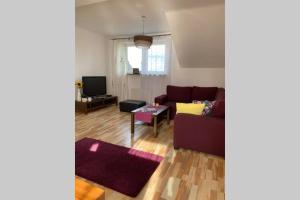 un soggiorno con un divano e una TV di Apartament - Strefa Relaksu a Nowy Targ