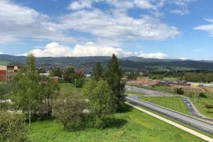 una vista aerea di una città con una strada di Apartament - Strefa Relaksu a Nowy Targ