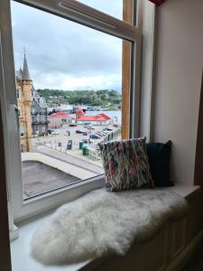 Posezení v ubytování The Editor's Choice, Oban seafront apartment