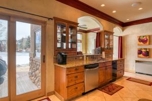 una cocina con armarios de madera y una gran ventana en Grande Getaway, en South Fork