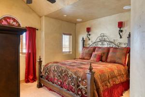 1 dormitorio con 1 cama con edredón rojo en Grande Getaway, en South Fork