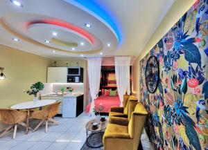 エゲルサロークにあるVintiamo Apartmanokのベッド1台付きの部屋、テーブル付きのキッチンが備わる客室です。