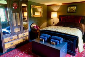 a bedroom with a bed and a dresser with towels on it at 17th Century Boutique Getaway in the Countryside in Martin