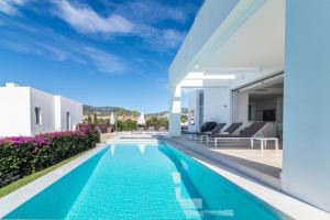 een afbeelding van een zwembad in een villa bij NEW Luxurious 4-BDRM Villa next to Beach/Golf — La Finca in Marbella
