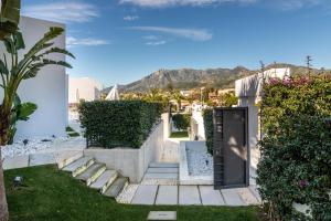 Afbeelding uit fotogalerij van NEW Luxurious 4-BDRM Villa next to Beach/Golf — La Finca in Marbella