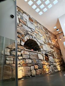 pared de piedra en una habitación con pared de ladrillo en Chez Kiki et Ioannis, en Naxos Chora