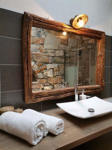 y baño con lavabo y espejo. en Chez Kiki et Ioannis, en Naxos Chora