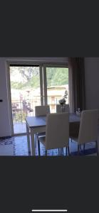 jadalnia ze stołem i krzesłami oraz oknem w obiekcie B&B Samuel Fish w mieście Bagnara Calabra