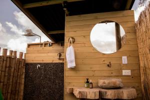Koupelna v ubytování Samaná Ecohabs Glamping + 19 fotografií