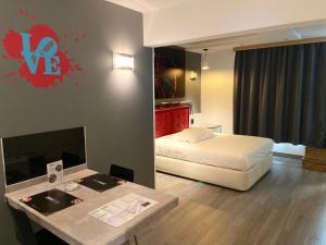 a hotel room with a bed and a desk at Zouk Hotel in Alcalá de Henares