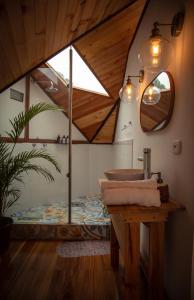 サレントにあるGlamping Lumbreのバスルーム(シンク付)、ベッド1台が備わります。