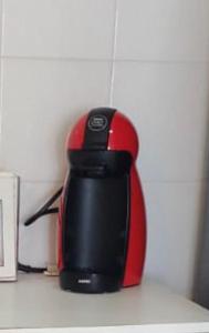 a red and black tea kettle sitting on a counter at Casa Pé na Areia Cabo Frio in Cabo Frio
