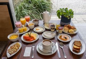 ジョアンペソアにあるHotel Caiçara João Pessoaの朝食の食べ物と飲み物が置かれたテーブル
