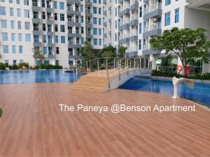 Bazén v ubytovaní The Paneya @Benson Apartment alebo v jeho blízkosti