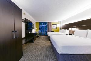 a hotel room with two beds and a tv at Holiday Inn Express Mill Valley San Francisco Area by IHG in Mill Valley +37 photos