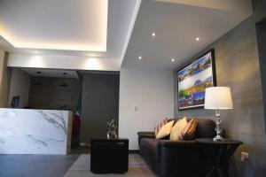 un soggiorno con divano e un dipinto sul muro di Casa moderna equipada como hotel Habitación 2 F a Monterrey