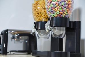 un processore alimentare con un vaso pieno di caramelle di Casa moderna equipada como hotel Habitación 2 F a Monterrey