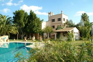 an external view of a villa with a swimming pool at Son Baulo in Lloret de Vistalegre
