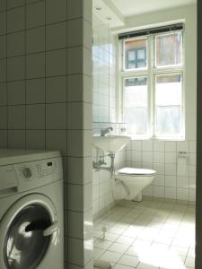 y baño con lavadora y lavamanos. en ApartmentInCopenhagen Apartment 1141, en Copenhague