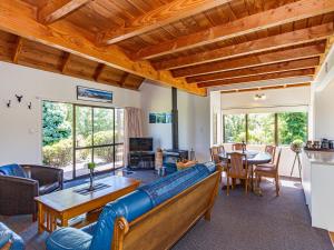 ein Wohnzimmer mit einem Sofa und einem Tisch in der Unterkunft Mike 'n' Marion's - National Park Holiday Home in National Park