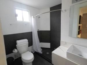 Baño blanco con aseo y lavamanos en Casa moderna equipada como hotel Habitacion 3 - baño afuera de la habitación en Monterrey