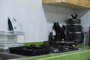 a kitchen with a stove with pots and pans on it at Casa moderna equipada como en pequeño hotel hab 4 in Monterrey