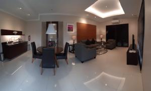 - un salon avec un canapé et une table dans l'établissement PEPABRI Hotel & Resort, à Tjilimus
