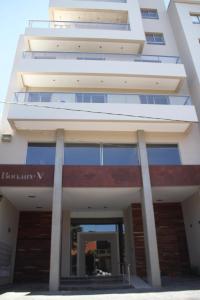 a large white building with a large entrance at Bonaire V apartamento 2 Personas a 1 cuadra de la costanera in Corrientes