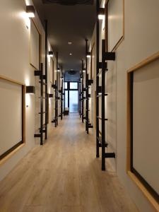 um corredor com uma fila de prateleiras vazias num quarto em hotel atarayo osaka em Osaka